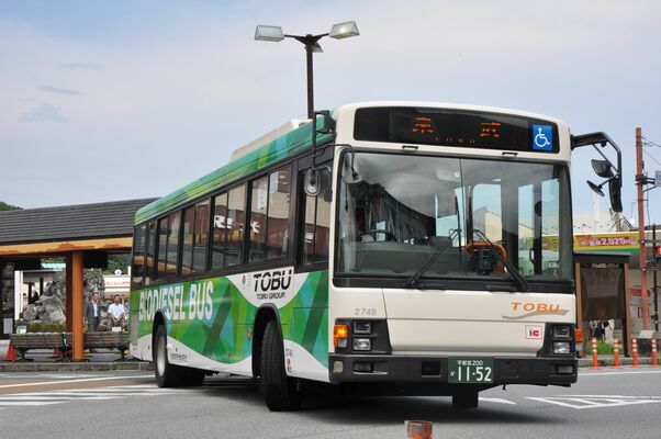 実証運行のため東武日光駅を出発するバイオ燃料バス