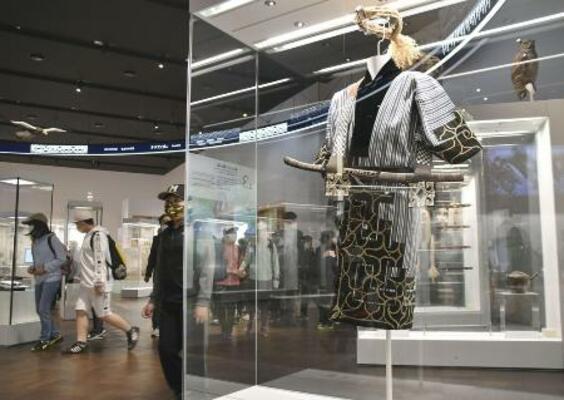 　「民族共生象徴空間（ウポポイ）」内の博物館で展示されるアイヌの民族衣装＝２０２１年、北海道白老町