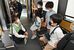 市職員（左）からＬＲＴの説明を聞く子どもたち
