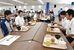 ＳＵＢＡＲＵ航空宇宙カンパニーで働くＯＢと昼食を囲む高校生たち＝８日午前、宇都宮市陽南１丁目