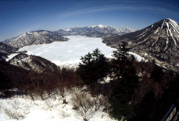 35年前の厳冬時に全面結氷した中禅寺湖。以来、完全に凍った姿を見せていない＝１９８４年２月、日光市中宮祠（福田政行さん撮影）