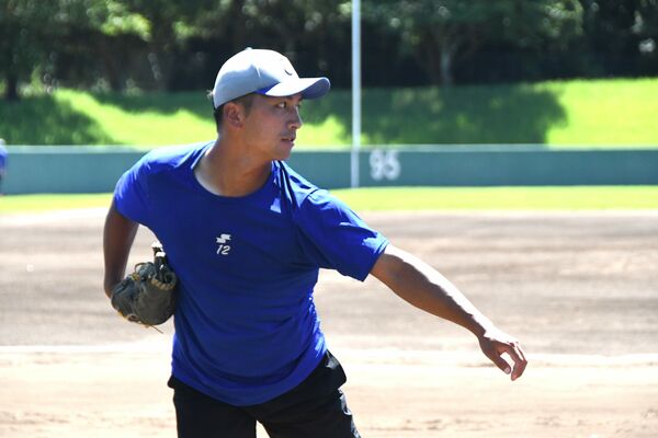 キャッチボールで調整する宇賀神＝７月下旬、千葉県市原市