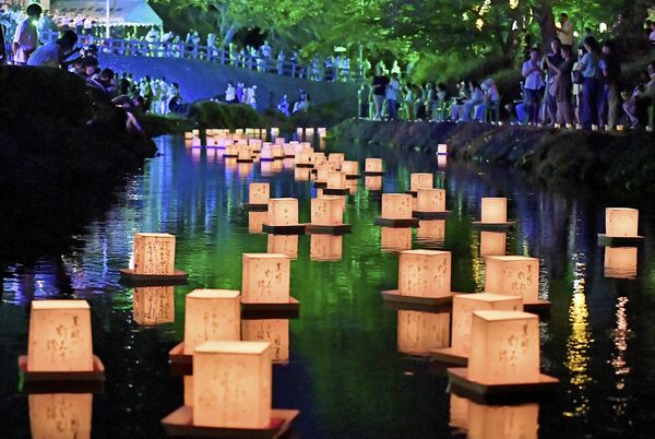 行屋川を彩る灯ろう＝15日午後７時、真岡市台町