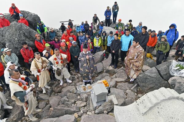 辺り一面雲に覆われた山頂で行われた開山祭の神事＝８日午前10時15分、那須町湯本