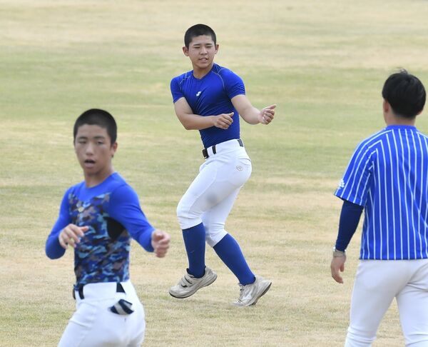 大きな声を出しながら準備運動する澤田（中央）