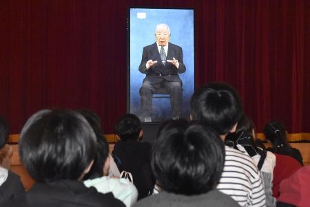 　「ＡＩ語り部システム」の証言を聞く小学生