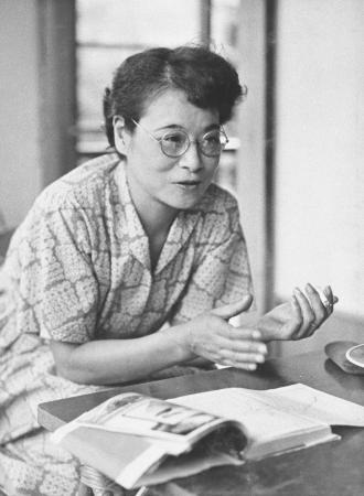 作家の大田洋子=1954年