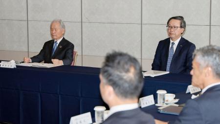 　プロ野球オーナー会議に臨むＮＰＢの榊原定征コミッショナー（左）と議長を務める日本ハム・井川伸久オーナーら＝１７日、東京都内（代表撮影）