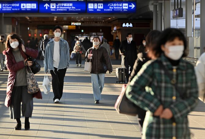 マスク姿で行き交うJR宇都宮駅の利用者。今後こうした風景が変わる可能性がある=20日午後3時45分、宇都宮市宮みらい