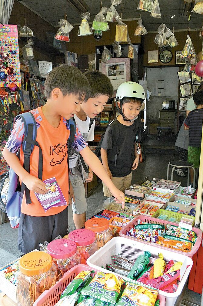 「どれがいい?」。友達と駄菓子を選ぶ子どもたち