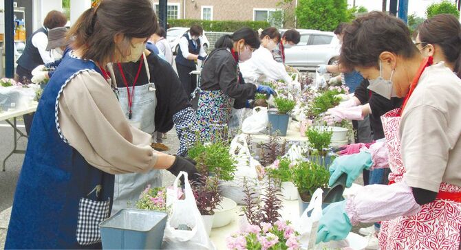 女性大学で行われた寄せ植え教室