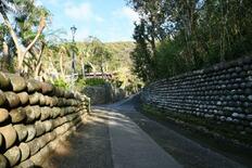【Ｔｏｋｙｏ　とことこ散歩】八丈島に流刑地の面影　宇喜多秀家の墓や島酒