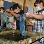 伝統の藍染め、思い思いの模様つけて　「世界に一つだけのハンカチ大切に」…