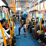 烏山線でヘッドロックにドロップキック　車内で熱戦展開、乗客から歓声　Ｊ…