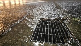 道路側溝のふた、なぜこんなに重い