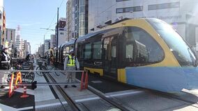 試運転中に脱線のＬＲＴ復線　宇都宮、別車両がけん引【動画】