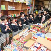 今までありがとう駄菓子屋さん　鹿沼の「マル興商店」閉店へ　宇都宮・しらゆり幼児園の…