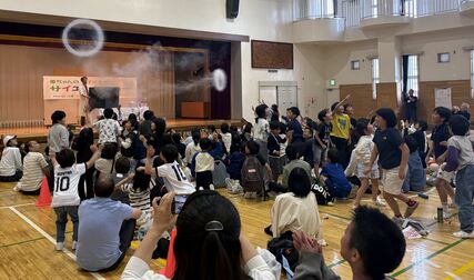 空気砲に大興奮　足利でサイエンスショー　小学生ら151人が参加、科学の楽しさ体験