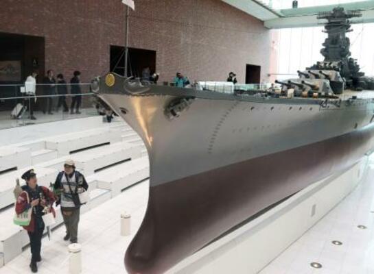 　リニューアルオープンした大和ミュージアムに展示されている戦艦「大和」の１０分の１模型＝２３日午前、広島県呉市
