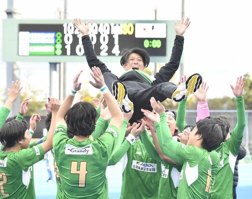 リーグ制覇を果たし、選手たちに胴上げされるリーベ栃木の福田監督＝30日午後、岐阜県各務原市の川崎重工ホッケースタジアム
