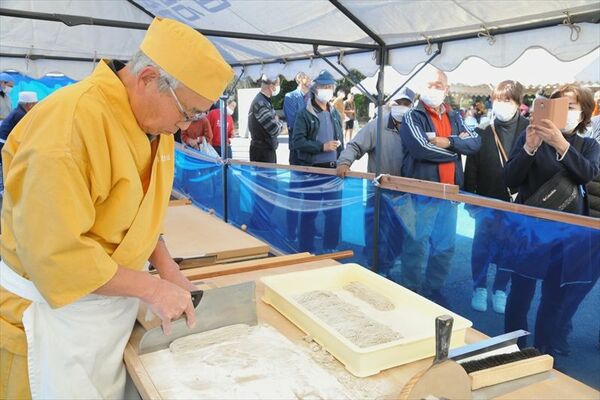 約４００食が提供された上南摩そば祭り