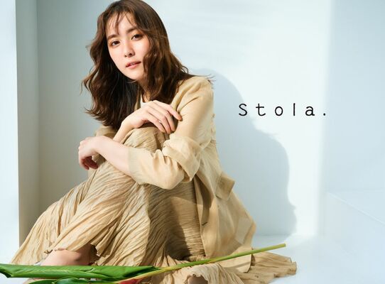 Stola.の夏のコーディネートを披露する石川恋さん