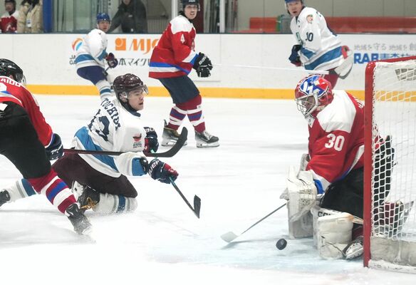アイスホッケー成年決勝　第３ピリオド８分、本県のＦＷ清水（手前中央）がゴールへ迫る＝テクノルアイスパーク八戸、橋本裕太撮影