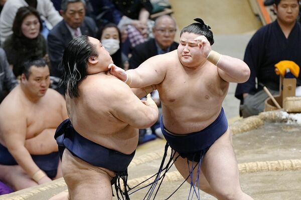 藤凌駕(左)を厳しく攻める若ノ勝。送り出しで破り、十両優勝を決める=両国国技館