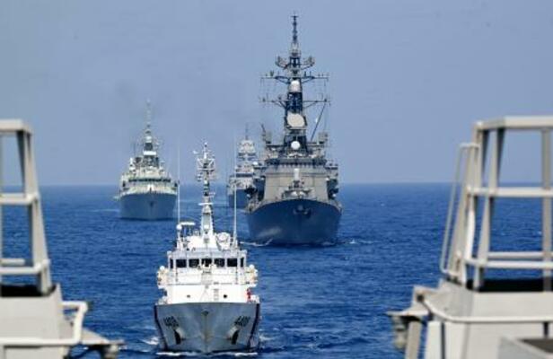 　隊列を組んで航行する各国の艦船。手前から２隻目は自衛隊の護衛艦「いかづち」＝２４日、南シナ海洋上（共同）