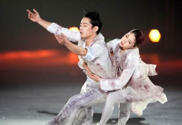 演技するアイスダンスの村元哉中さん(右)と高橋大輔さん=愛・地球博記念公園アイススケート場