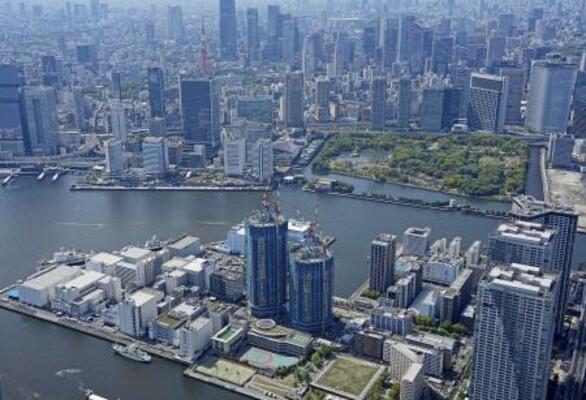 　東京都中央区で建設が進む高層マンション（手前）＝４月