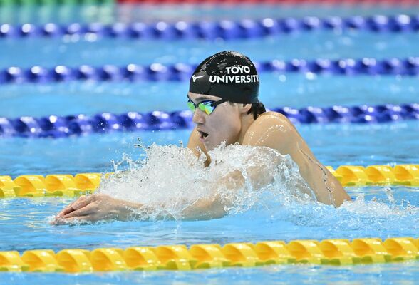男子４００メートル個人メドレー決勝　優勝した松下（東洋大）の平泳ぎ＝東京アクアティクスセンター