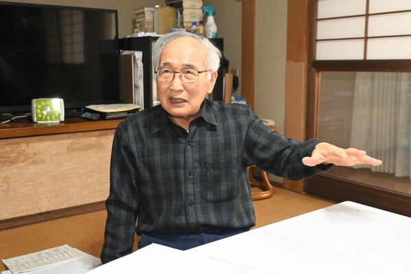 「爆弾の落下位置が少しずれていたら、私たち家族の命はなかったと思う」と空襲の怖ろしさを語る牛島啓爾さん＝佐賀県鳥栖市