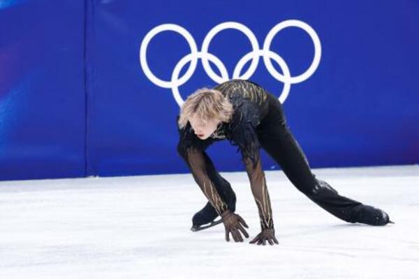 　男子フリー　ジャンプに失敗し、手をつくイリア・マリニン＝ミラノ（共同）