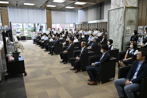 清水頭取のビデオメッセージに耳を傾ける行員＝１日朝、宇都宮市