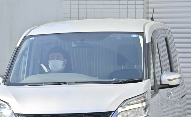 ２番目に逮捕された男子高校生が送検のため乗り込んだ車両＝17日午前８時30分、宇都宮東署