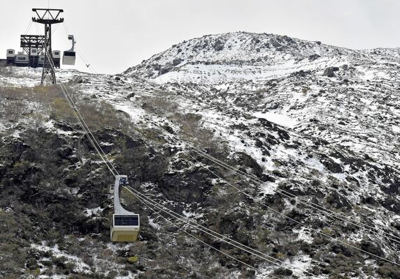強い寒気の影響で雪化粧した茶臼岳＝９日午後１時20分、那須町湯本