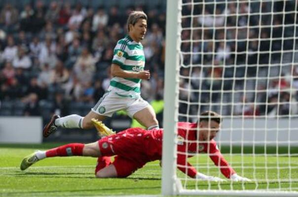 　スコットランド・カップ準決勝のセントミレン戦で先制ゴールを決めるセルティックの前田大然＝１９日、グラスゴー（ロイター＝共同）