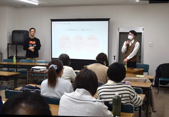 こども宅食の活動紹介などを行ったキャラバン＝２０日午後、宇都宮市内