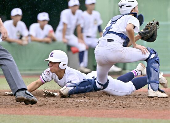 ４回、国学栃木・大森の適時打で二走の池谷が生還＝清原球場
