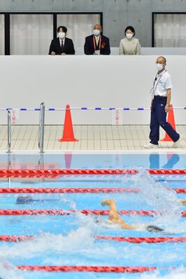 水泳競技をご覧になる秋篠宮ご夫妻＝２９日午後１時、宇都宮市西川田４丁目（代表撮影）