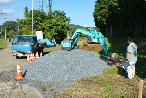 秋のツアーを控え幻のレール敷設工事が進む「下野中川停車場」付近