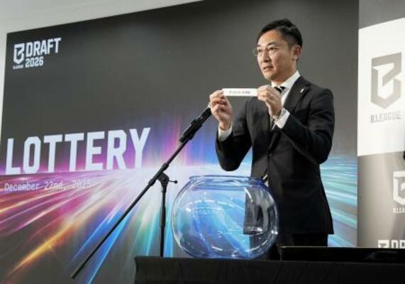 　東京都内で行われたバスケットボール「Ｂリーグ・プレミア」の第１回新人ドラフトの指名順抽選で、くじを手にする島田慎二チェアマン＝２２日、東京都内