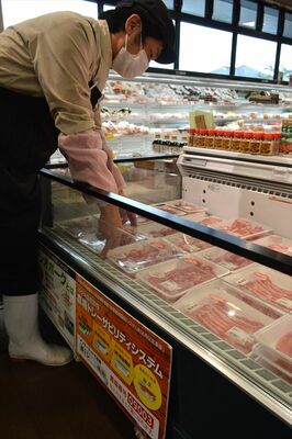 ブランド豚肉を販売する小売店の売り場。農場や加工会社などを明示している＝６日午後、宇都宮市鶴田町
