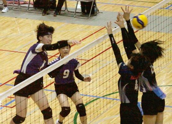 バレーボール女子決勝　陽北－若松原　第１セット、陽北の村山がスパイクを決める＝宇都宮市体育館