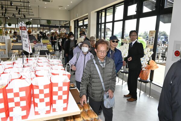 開店と同時に入店する来場者