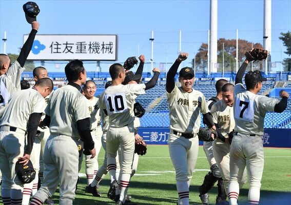 初の決勝進出を決め、喜ぶ作新ナイン＝19日午前10時40分、神宮球場