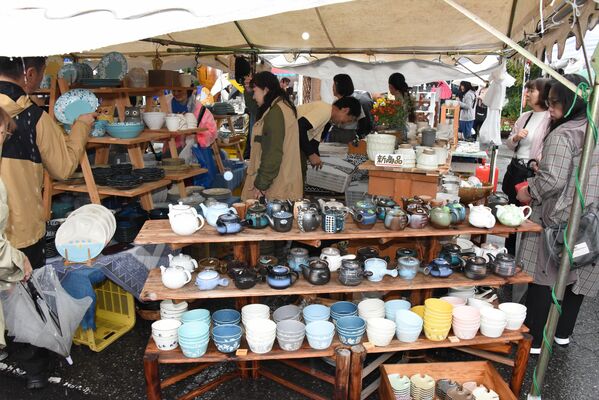 商品を見定める来場者
