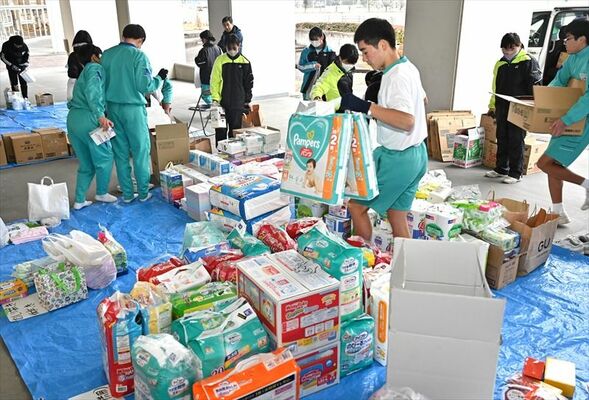 物資の仕分け作業を行う生徒たち