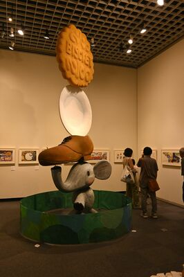 絵本の世界を再現した造形物が展示された「ツナガル★えほん展」の会場＝19日午後、さくら市氏家